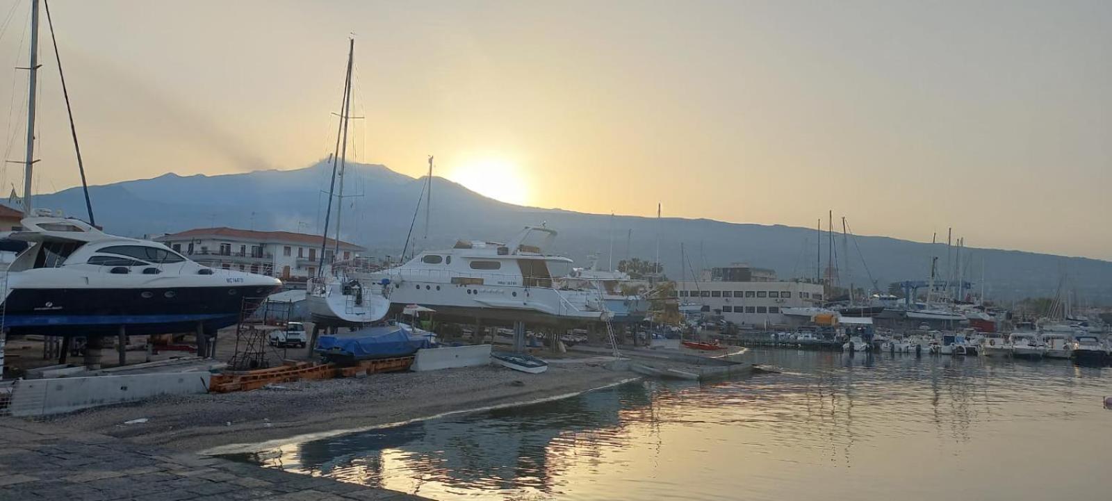 Alba Marina E Tramonti Etnei Apartment Riposto ภายนอก รูปภาพ